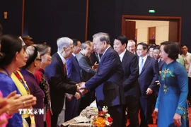 Tổng Bí thư Tô Lâm, Chủ tịch nước Lương Cường và các đồng chí lãnh đạo Đảng, Nhà nước với người có công, nhân chứng lịch sử tiêu biểu. (Ảnh: Thống Nhất/TTXVN)