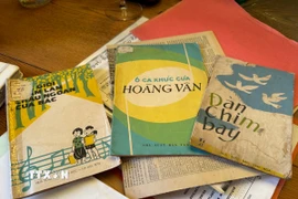 Một số tác phẩm âm nhạc của nhạc sĩ Hoàng Vân. (Ảnh: Thu Hà/TTXVN)