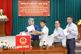 Cử tri bỏ phiếu lấy ý kiến về dự thảo dự thảo Đề án sắp xếp đơn vị hành chính cấp tỉnh, cấp xã. (Ảnh: Đồng Thúy/TTXVN)