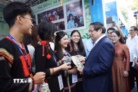 Thủ tướng Phạm Minh Chính tham quan sản phẩm khởi nghiệp của học sinh, sinh viên. (Ảnh: Dương Giang/TTXVN)