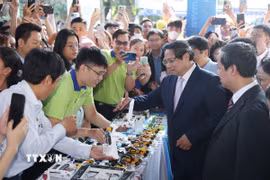 Thủ tướng Phạm Minh Chính tham quan sản phẩm khởi nghiệp của học sinh, sinh viên. (Ảnh: Dương Giang/TTXVN)