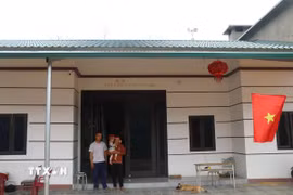 Vợ chồng anh Vàng Sành Guyện ở thôn Nậm Trà, xã Gia Phú, huyện Bảo Thắng, Lào Cai, trong căn nhà mới xây dựng. (Ảnh: Hồng Ninh/TTXVN)