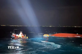 Lực lượng cứu hộ tìm kiếm nạn nhân trong vụ lật tàu đánh cá ngoài khơi đảo Jeju, Hàn Quốc. (Ảnh: THX/TTXVN)