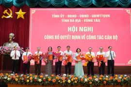 Ông Phạm Viết Thanh, Ủy viên Trung ương Đảng, Bí thư Tỉnh ủy, Chủ tịch HĐND tỉnh Bà Rịa-Vũng Tàu, và ông Nguyễn Văn Thọ, Chủ tịch UBND tỉnh, trao các quyết định cho thôi tham gia công tác và chờ giải quyết chính sách, chế độ nghỉ hưu cho các cán bộ lãnh đạo sở, ngành. (Nguồn: Báo Bà Rịa-Vũng Tàu)