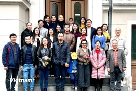 Tham tán Hà Thị Lâm Hồng (thứ ba từ phải sang hàng đầu tiên) chụp ảnh lưu niệm cùng các tri thức Việt tại Berlin và vùng phụ cận. (Ảnh: Phương Hoa/TTXVN)