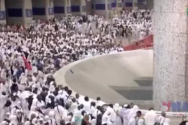 Người hành hương thực hiện nghi lễ ném đá.