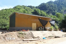 Ngôi nhà của gia đình bị ảnh hưởng nặng nề sau lũ. (Ảnh: Xuân Tiến/TTXVN)