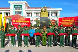 Khánh thành tượng đài Bác Hồ với chiến sỹ Biên phòng tại đồn Biên phòng Nhà Mát, Cà Mau. (Ảnh: TTXVN phát)
