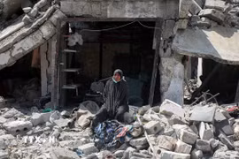 Cảnh tàn phá sau cuộc không kích của Israel tại Gaza. (Ảnh: THX/TTXVN)