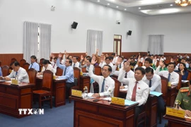 Các đại biểu biểu quyết thông qua các nghị quyết tại Kỳ họp thứ 26, Hội đồng Nhân dân tỉnh Bạc Liêu khóa X. (Ảnh: Chanh Đa/TTXVN)