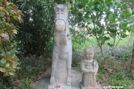 Tượng quản mã trước khi bị mất trộm. (Ảnh tư liệu của Ban quản lý Di tích Nghệ An)