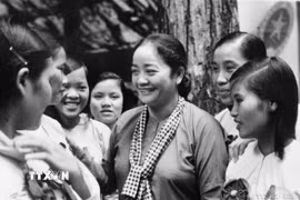 Tên tuổi của nữ tướng Nguyễn Thị Định gắn liền với sự ra đời và trưởng thành của Đội quân tóc dài Bến Tre (1967). (Ảnh: Tư liệu TTXVN)