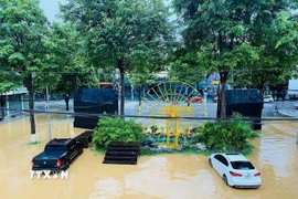 Phố đi bộ Kim Đồng, trung tâm của phường Nùng Trí Cao (Cao Bằng) bị ngập nước. (Ảnh: TTXVN phát)