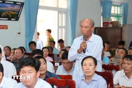 Nguyên Bí thư Đảng ủy xã Vĩnh Hải Võ Văn Bảy bày tỏ mong muốn người dân được bố trí nơi tái định cư đảm bảo điều kiện sức khỏe, môi trường sống, giao thông thuận lợi. (Ảnh: Đặng Tuấn/TTXVN)