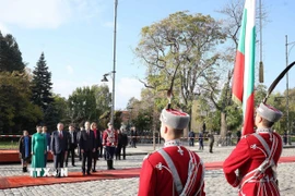 Tổng thống Cộng hòa Bulgaria Rumen Radev và Phu nhân chủ trì Lễ đón Tổng Bí thư Tô Lâm và Phu nhân thăm chính thức Bulgaria. (Ảnh: Thống Nhất/TTXVN)