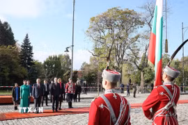 Tổng thống Cộng hòa Bulgaria Rumen Radev và Phu nhân chủ trì Lễ đón Tổng Bí thư Tô Lâm và Phu nhân thăm chính thức Bulgaria. (Ảnh: Thống Nhất/TTXVN)