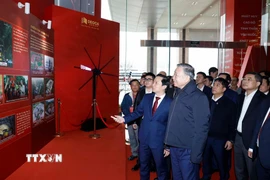 Tổng Bí thư Tô Lâm và các đại biểu tham quan không gian trưng bày ảnh về Ban Chấp hành Đảng bộ tỉnh Cao Bằng. (Ảnh: Thống Nhất/TTXVN)