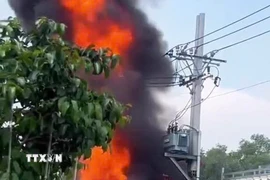 Hiện trường vụ cháy xe bồn chở xăng ở Nhà Bè