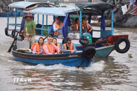 Du khách nước ngoài tham quan chợ nổi Cái Răng. (Ảnh: Nguyễn Hằng/TTXVN)