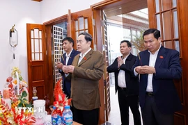 Chủ tịch Quốc hội Trần Thanh Mẫn thăm gia đình và dâng hương tưởng nhớ cố Tổng Bí thư, Chủ tịch Quốc hội Nguyễn Phú Trọng. (Ảnh: Doãn Tấn/TTXVN)