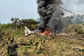 Hiện trường vụ rơi máy bay Hercules tại Colombia. (Nguồn: AFP)