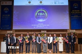 Ban lãnh đạo VJBA chụp ảnh lưu niệm cùng đại biểu, khách quý tham dự sự kiện. (Ảnh: Xuân Giao/TTXVN)