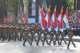 Ngày 30/4 trời nắng đẹp, thuận lợi cho người dân thưởng ngoạn Lễ diễu hành, diễu binh mừng Đại lễ 30/4. (Ảnh: Thanh Vũ/TTXVN)