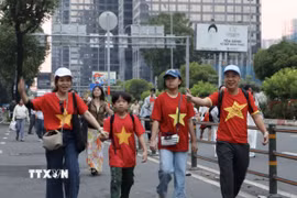 Cả gia đình háo hức đi xem Tổng duyệt cấp Nhà nước lễ kỷ niệm, diễu binh, diễu hành kỷ niệm 50 năm Giải phóng miền Nam, thống nhất đất nước. (Ảnh: Xuân Anh/TTXVN)