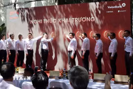 Lãnh đạo Chính phủ, Bộ ngành và Thành phố Hồ Chí Minh thực hiện nghi thức Khai trương Trung tâm Báo chí tuyên truyền các hoạt động Kỷ niệm 50 năm Ngày Giải phóng miền Nam, thống nhất đất nước. (Ảnh: Xuân Anh/TTXVN)