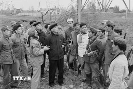 Thủ tướng Phạm Văn Đồng thăm hỏi các chiến sỹ tự vệ Đài phát thanh Mễ Trì, nơi bị máy bay Mỹ ném bom bắn phá ngày 31/12/1972. (Ảnh: Minh Trường/TTXVN)