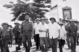 Chủ tịch Cuba Fidel Castro và Thủ tướng Phạm Văn Đồng thăm thị xã Đông Hà, năm 1973. (Ảnh: Tư liệu TTXVN)