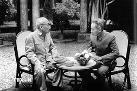 Chủ tịch Hồ Chí Minh và Thủ tướng Phạm Văn Đồng tại Phủ Chủ tịch, Hà Nội (1968). (Ảnh: Tư liệu TTXVN)