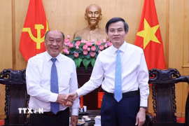Đồng chí Đoàn Minh Huấn, Ủy viên Bộ Chính trị, Giám đốc Học viện Chính trị quốc gia Hồ Chí Minh, tiếp đồng chí Leeber Leebouapao, Ủy viên Trung ương Đảng Nhân dân Cách mạng Lào, Bí thư Đảng ủy, Chủ tịch Viện Khoa học Kinh tế và Xã hội Quốc gia Lào. (Ảnh: Văn Điệp/TTXVN)