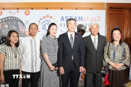 Đại sứ Việt Nam tại Cộng hòa Séc Dương Hoài Nam và phu nhân cùng đại diện các Đại sứ quán ASEAN tại lễ khai mạc. (Ảnh: Việt Thắng/TTXVN)