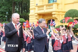 Tổng Bí thư Tô Lâm và Bí thư thứ Nhất Đảng Cộng sản Cuba, Chủ tịch nước Cuba Miguel Díaz-Canel Bermúdez với thiếu nhi Hà Nội tại lễ đón. (Ảnh: Thống Nhất/TTXVN)
