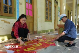 Các thầy cô nỗ lực chuẩn bị cơ sở vật chất cho lễ khai giảng, tạo động lực cho cô trò bước vào năm học mới. (Ảnh: Bích Huệ/TTXVN)