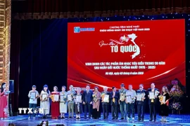 Hội Nhạc sỹ Việt Nam trao bằng chứng nhận vinh danh cho các nhạc sỹ, đại diện gia đình nhạc sỹ có ca khúc tiêu tiêu biểu. (Ảnh: Phương Lan/TTXVN)