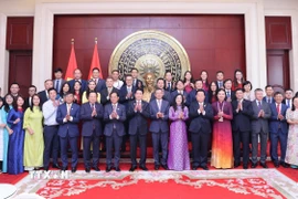 Tổng Bí thư, Chủ tịch nước Trung Quốc Tập Cận Bình đón Chủ tịch nước Lương Cường. (Ảnh: Lâm Khánh/ TTXVN)