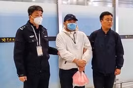 Một nghi phạm (giữa) trong vụ bắt cóc nam diễn viên Trung Quốc ở Thái Lan được áp giải trở về Trung Quốc. (Ảnh do Bộ Công an Trung Quốc cung cấp)