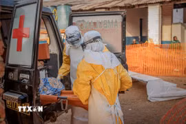Nhân viên y tế chuyển bệnh nhân Ebola tới trung tâm điều trị ở tỉnh Ituri, CHDC Congo. (Ảnh: THX/TTXVN phát)