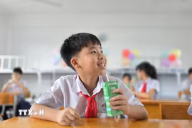 Học sinh trường Tiểu học, THCS, THPT Lê Thánh Tông hào hứng trong giờ uống sữa học đường. (Ảnh: Thanh Vân/TTXVN)