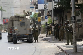 Các lực lượng Israel được triển khai tại thành phố Nablus, Bờ Tây. (Ảnh: THX/TTXVN)