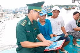 Đồn biên phòng Thanh Hải tổ chức tuyên truyền chống khai thác IUU cho ngư dân tại cảng Phú Hài, phường Phú Thủy (tỉnh Lâm Đồng). (Ảnh: Nguyễn Thanh/TTXVN)