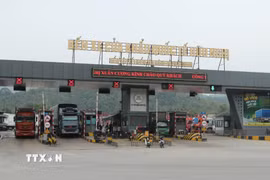 Phương tiện chở hàng xuất nhập khẩu lưu thông qua bến bãi khu vực cửa khẩu Quốc tế Hữu Nghị, tỉnh Lạng Sơn. (Ảnh: Quang Duy/TTXVN)