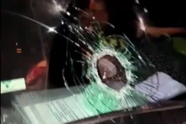 Xe đang lưu thông tốc độ cao bị kẻ xấu ném đá thủng cả kính chắn gió trên cao tốc Bắc-Nam đoạn qua tỉnh Quảng Trị. (Ảnh: Công an cung cấp)