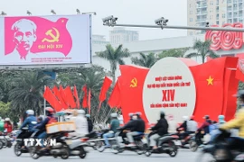 Không khí chào mừng Đại hội lan tỏa qua từng panô, bảng tuyên truyền trên đường phố Hà Nội. (Ảnh: Lê Đông/TTXVN)