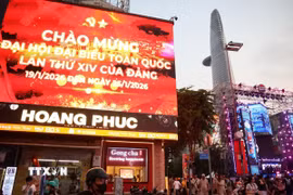 Hệ thống pano, áp phích tuyên truyền Đại hội XIV hòa vào cảnh quan đô thị trung tâm Thành phố Hồ Chí Minh, khu vực Phố đi bộ Nguyễn Huệ tập trung đông đảo người dân, du khách. (Ảnh: Hồng Đạt/TTXVN)