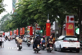 Cờ Đảng, cờ Tổ quốc nổi bật trên đường Nguyễn Huệ, hướng về Đại hội XIV của Đảng. (Ảnh: Hồng Đạt/TTXVN)
