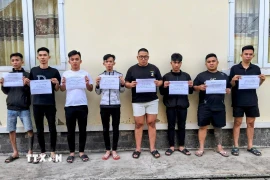 Các đối tượng nhập cảnh trái phép từ Campuchia vào Việt Nam bị lực lượng chức năng Đồn Biên phòng Long Khốt phát hiện, bắt giữ trong quá trình tuần tra, kiểm soát khu vực biên giới. (Ảnh: TTXVN phát)