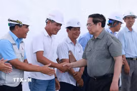 Thủ tướng Phạm Minh Chính với kỹ sư, công nhân thi công Dự án đường bộ cao tốc Châu Đốc-Cần Thơ-Sóc Trăng giai đoạn 1. (Ảnh: Dương Giang/TTXVN)